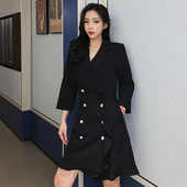 Modern női ruha gombokkal, hosszú ujjal és spitz nyakkivágással fekete színben