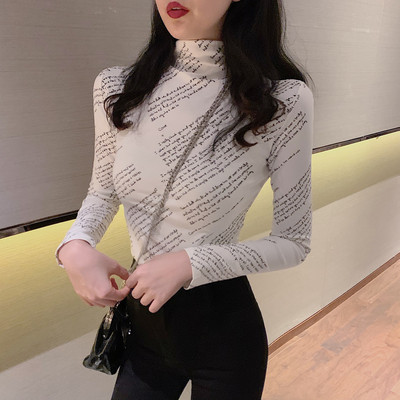 Καθημερινή γυναικεία μπλούζα με υψηλό κολάρο σε λευκό και μαύρό χρώμα με γράμματα