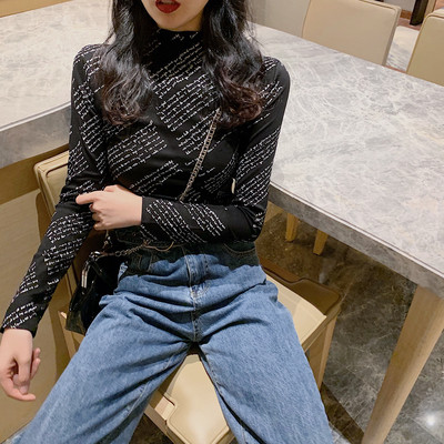 Καθημερινή γυναικεία μπλούζα με υψηλό κολάρο σε λευκό και μαύρό χρώμα με γράμματα