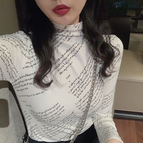 Καθημερινή γυναικεία μπλούζα με υψηλό κολάρο σε λευκό και μαύρό χρώμα με γράμματα