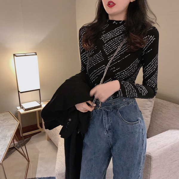 Καθημερινή γυναικεία μπλούζα με υψηλό κολάρο σε λευκό και μαύρό χρώμα με γράμματα