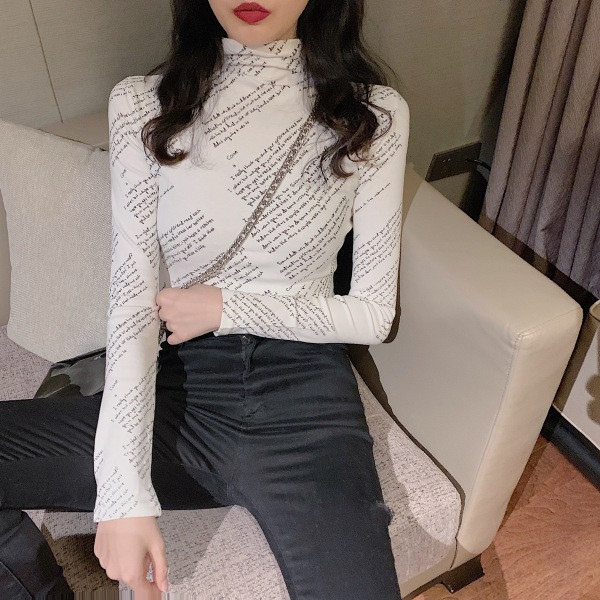 Καθημερινή γυναικεία μπλούζα με υψηλό κολάρο σε λευκό και μαύρό χρώμα με γράμματα