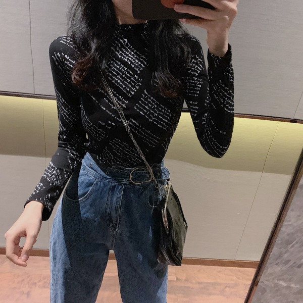 Καθημερινή γυναικεία μπλούζα με υψηλό κολάρο σε λευκό και μαύρό χρώμα με γράμματα