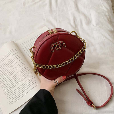 Στρογγυλή έκο δερμάτινη τσάντα  με μεταλλικό στοιχείο και αλυσίδα σε τρία χρώματα