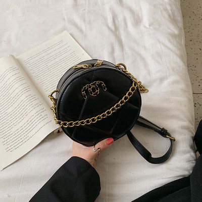 Στρογγυλή έκο δερμάτινη τσάντα  με μεταλλικό στοιχείο και αλυσίδα σε τρία χρώματα