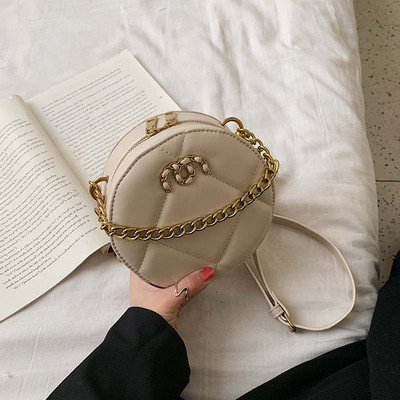 Στρογγυλή έκο δερμάτινη τσάντα  με μεταλλικό στοιχείο και αλυσίδα σε τρία χρώματα