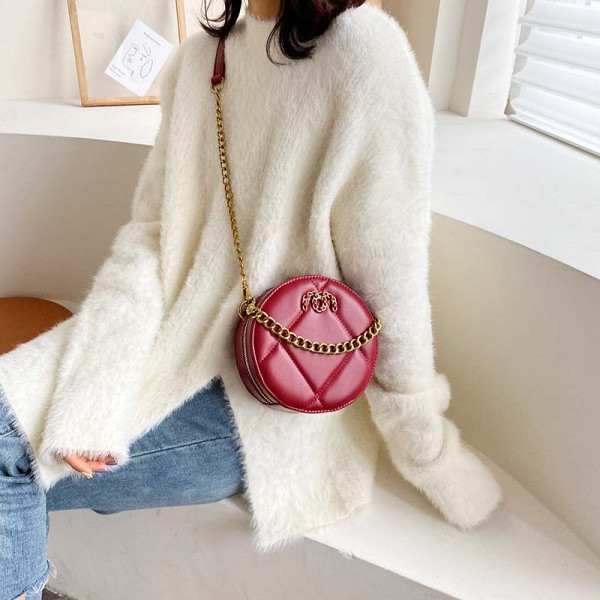 Στρογγυλή έκο δερμάτινη τσάντα  με μεταλλικό στοιχείο και αλυσίδα σε τρία χρώματα