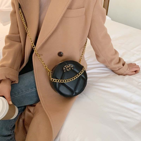 Στρογγυλή έκο δερμάτινη τσάντα  με μεταλλικό στοιχείο και αλυσίδα σε τρία χρώματα