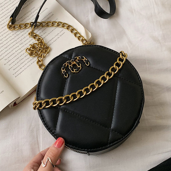 Στρογγυλή έκο δερμάτινη τσάντα  με μεταλλικό στοιχείο και αλυσίδα σε τρία χρώματα