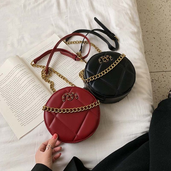 Στρογγυλή έκο δερμάτινη τσάντα  με μεταλλικό στοιχείο και αλυσίδα σε τρία χρώματα