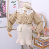 Γυναικείο πουκάμισο με στρογγυλό ντεκολτέ, δαντέλα  και κουμπιά σε λευκό, μαύρο και καφέ χρώμα