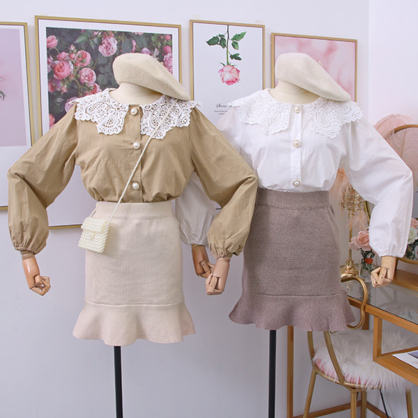 Γυναικείο πουκάμισο με στρογγυλό ντεκολτέ, δαντέλα  και κουμπιά σε λευκό, μαύρο και καφέ χρώμα