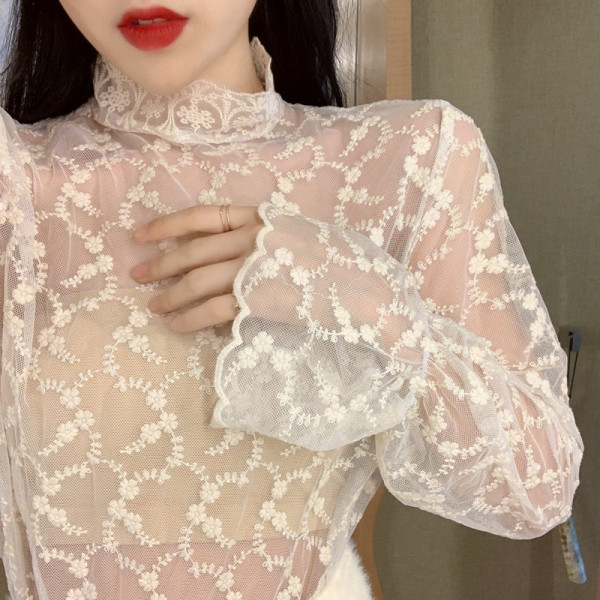 Női csipke ing magas gallérral és széles ujjú bézs és fehér színben