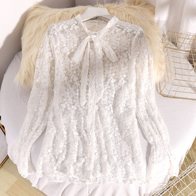 Μοντέρνο γυναικείο πουκάμισο με κορδόνια και δαντέλα σε λευκό και μπεζ χρώμα