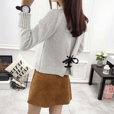 Kötött női pulóver kerek nyakkivágással, hátul nyakkendővel