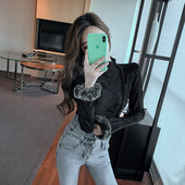 Modern női blúz fekete és barna színben, ujjakkal