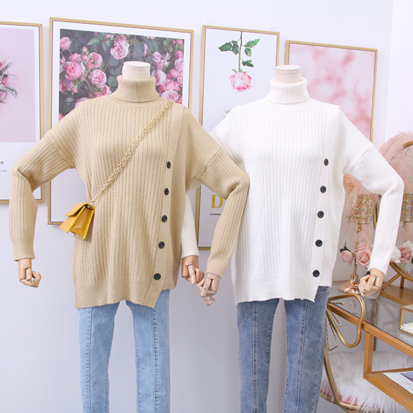 Modern női pulóver magas pólógallérral és gombokkal
