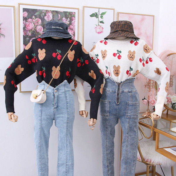 Νέο μοντέλο γυναικείο πουλόβερ με αρκούδα και μακρύ μανίκι σε λευκό και μαύρο χρώμα