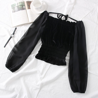 Μοντέρνα γυναικεία μπλούζα με  τετράγωνο ντεκολτέ από βελούδο και τούλι