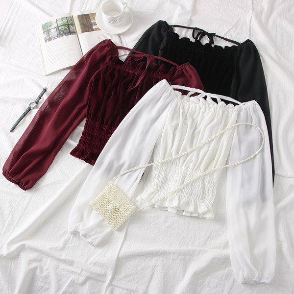 Μοντέρνα γυναικεία μπλούζα με  τετράγωνο ντεκολτέ από βελούδο και τούλι