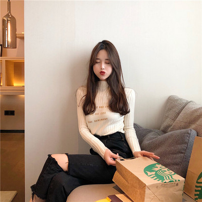 Divatos női pulóver öt színben feliratokkal és pólógallérral