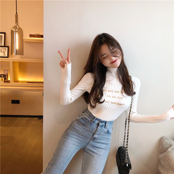 Divatos női pulóver öt színben feliratokkal és pólógallérral