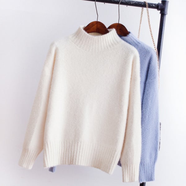 Női téli pulóver magas gallérral, kék-fehér színben