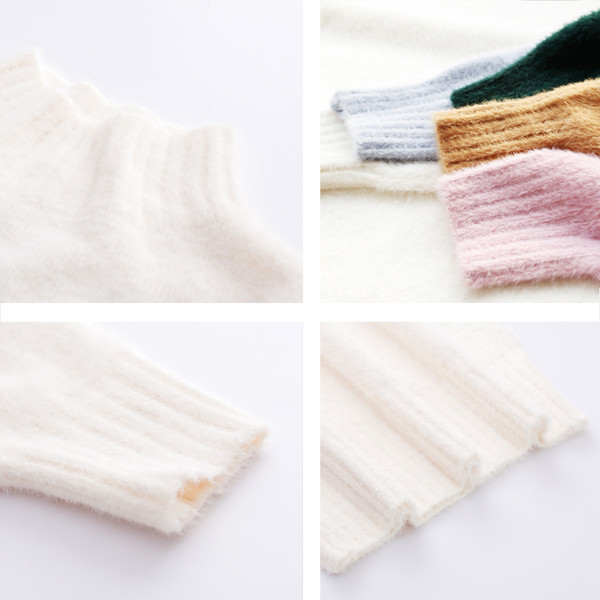 Női téli pulóver magas gallérral, kék-fehér színben