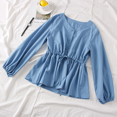 Modern női ing kerek nyakkivágással, gombokkal és megkötővel a derekán