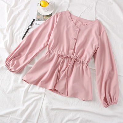 Modern női ing kerek nyakkivágással, gombokkal és megkötővel a derekán