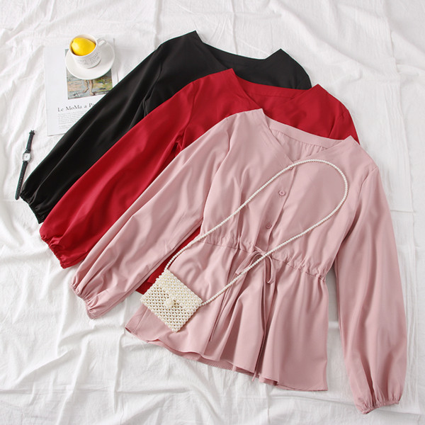 Modern női ing kerek nyakkivágással, gombokkal és megkötővel a derekán