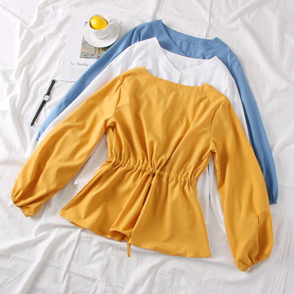 Modern női ing kerek nyakkivágással, gombokkal és megkötővel a derekán