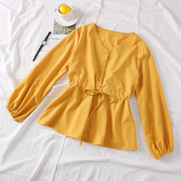 Modern női ing kerek nyakkivágással, gombokkal és megkötővel a derekán