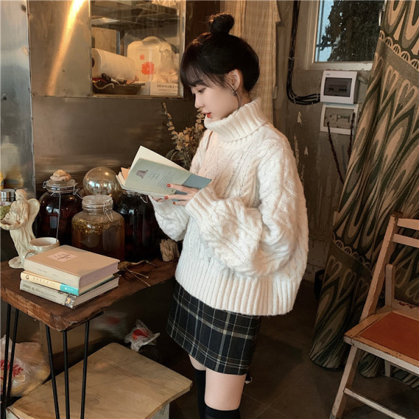 Női téli pulóver magas pólógallérral, széles modell piros, fehér és kék színben