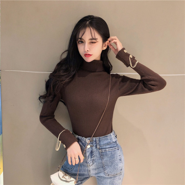 Γυναικείο πουλόβερ με ψηλό κολάρο και μεταλλικά στοιχεία στα  μανίκια