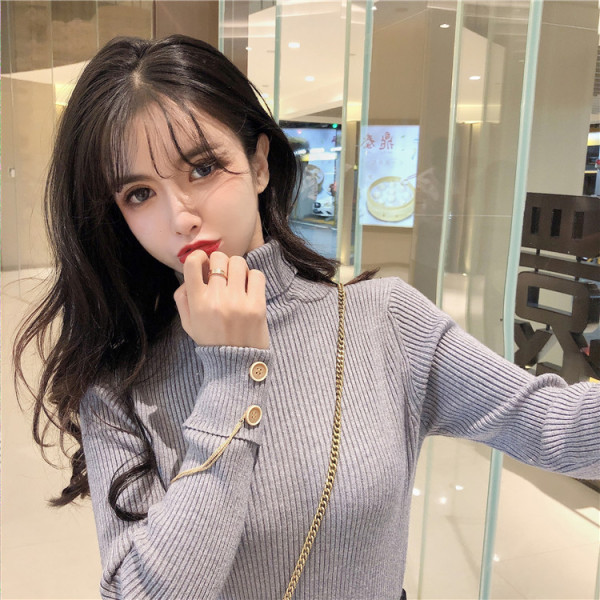 Γυναικείο πουλόβερ με ψηλό κολάρο και μεταλλικά στοιχεία στα  μανίκια