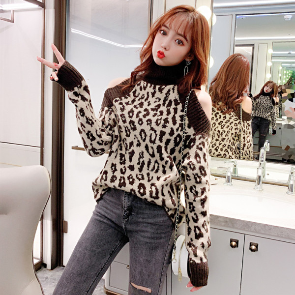 Stílusos női pulóver magas pólógallérral és csupasz váll