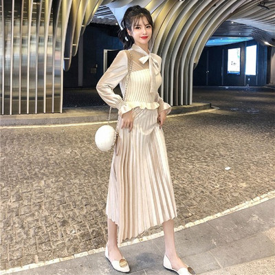 Új modell női bársonyruha szalaggal és tüllrel bézs és fekete színben