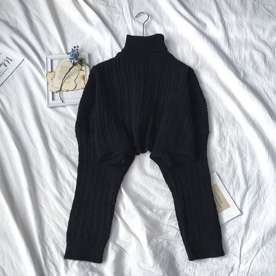 Σύντομο γυναικείο πουλόβερ  σε τρία χρώματα με κολάρο και μακρύ μανίκι