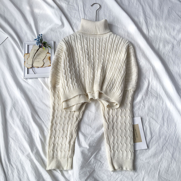 Σύντομο γυναικείο πουλόβερ  σε τρία χρώματα με κολάρο και μακρύ μανίκι