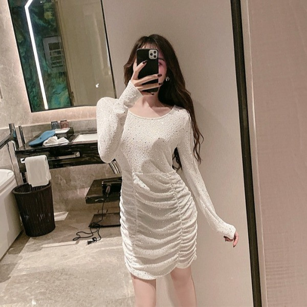 Μοντέρνο γυναικείο φόρεμα με μακρύ μανίκι με οβάλ λαιμόκοψη σε ροζ και λευκό χρώμα