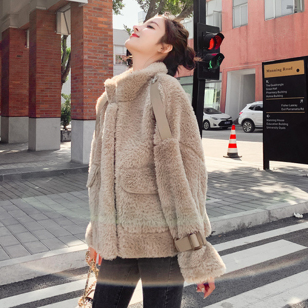 Új modell női télikabát zsebekkel és magas gallérral bézs, rózsaszín és barna színekben