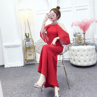 Μοντέρνο γυναικείο μακρύ φόρεμα με γυμνό ώμους και πέτρες σε μαύρο και κόκκινο χρώμα