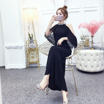 Μοντέρνο γυναικείο μακρύ φόρεμα με γυμνό ώμους και πέτρες σε μαύρο και κόκκινο χρώμα