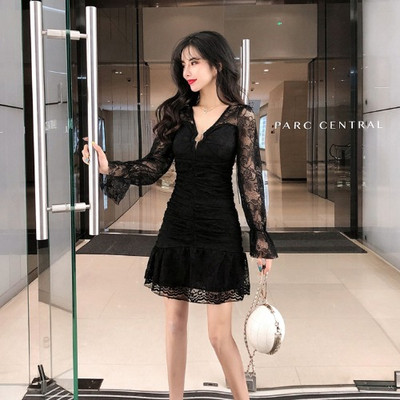 Μοντέρνο γυναικείο φόρεμα με μακρύ μανίκι δαντέλας και λαιμόκοψη στο μαύρο και άσπρο χρώμα