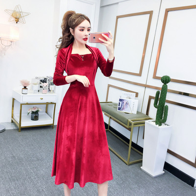 Modern női bársonyruha fekete és piros színben, hosszú ujjal