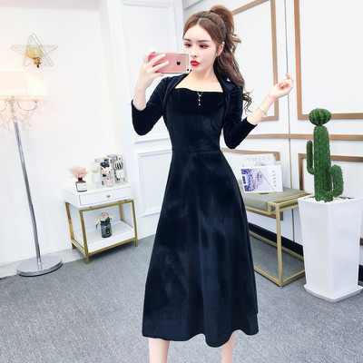 Modern női bársonyruha fekete és piros színben, hosszú ujjal