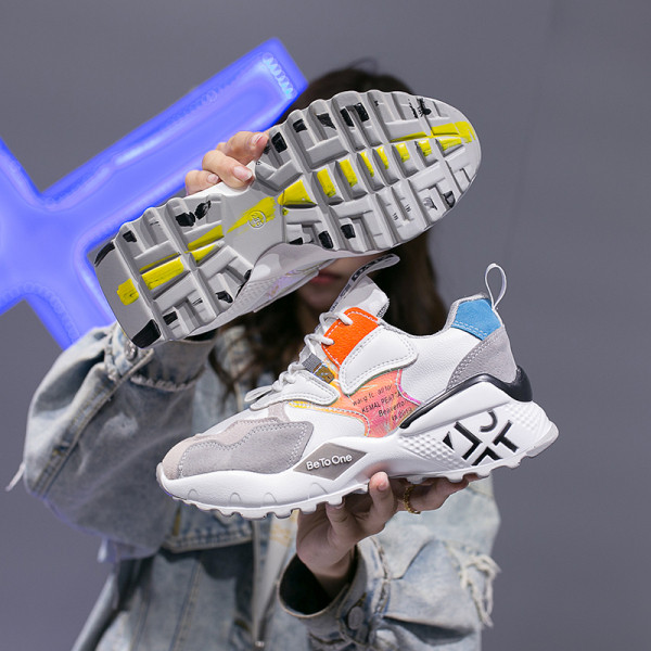 ÚJ női tornacipő modell fűzővel és durva talppal, rózsaszín és fehér színben