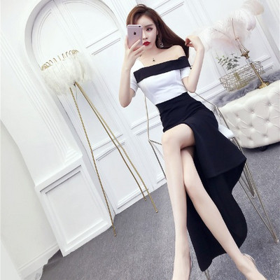 Κομψό γυναικείο μακρύ φόρεμα με γυμνό ώμο και μια σχισμή σε λευκό και μαύρο χρώμα