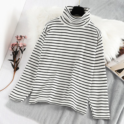 Νέο μοντέλο ριγέ γυναικείο πουλόβερ με ψηλό γιακά σε μαύρο και άσπρο χρώμα